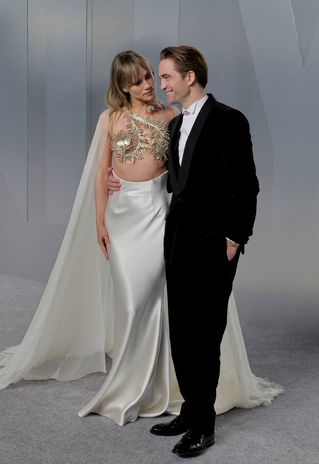 Muchos la conocieron como modelo, pero ahora está más centrada en su música. Suki Waterhouse podría pasar por una novia moderna con este estilismo. Aunque lo más acertado, su acompañante, su pareja, Robert Pattinson.