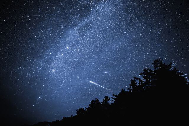 Lluvia de estrellas fugaces en el cielo.