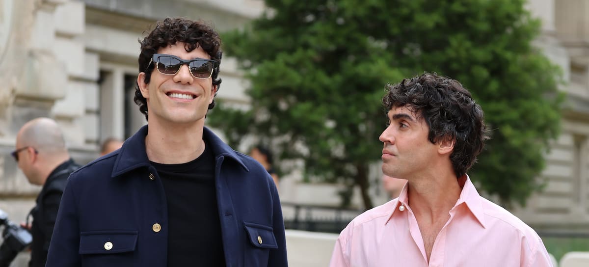 PARÍS, FRANCIA - 7 de julio de 2026: Javier Calvo y Javier Ambrossi asisten al desfile de alta costura de Chanel Otoño/Invierno 2026/2027, en el marco de la Semana de la Moda de París. (Foto: Pierre Suu/Getty Images)
