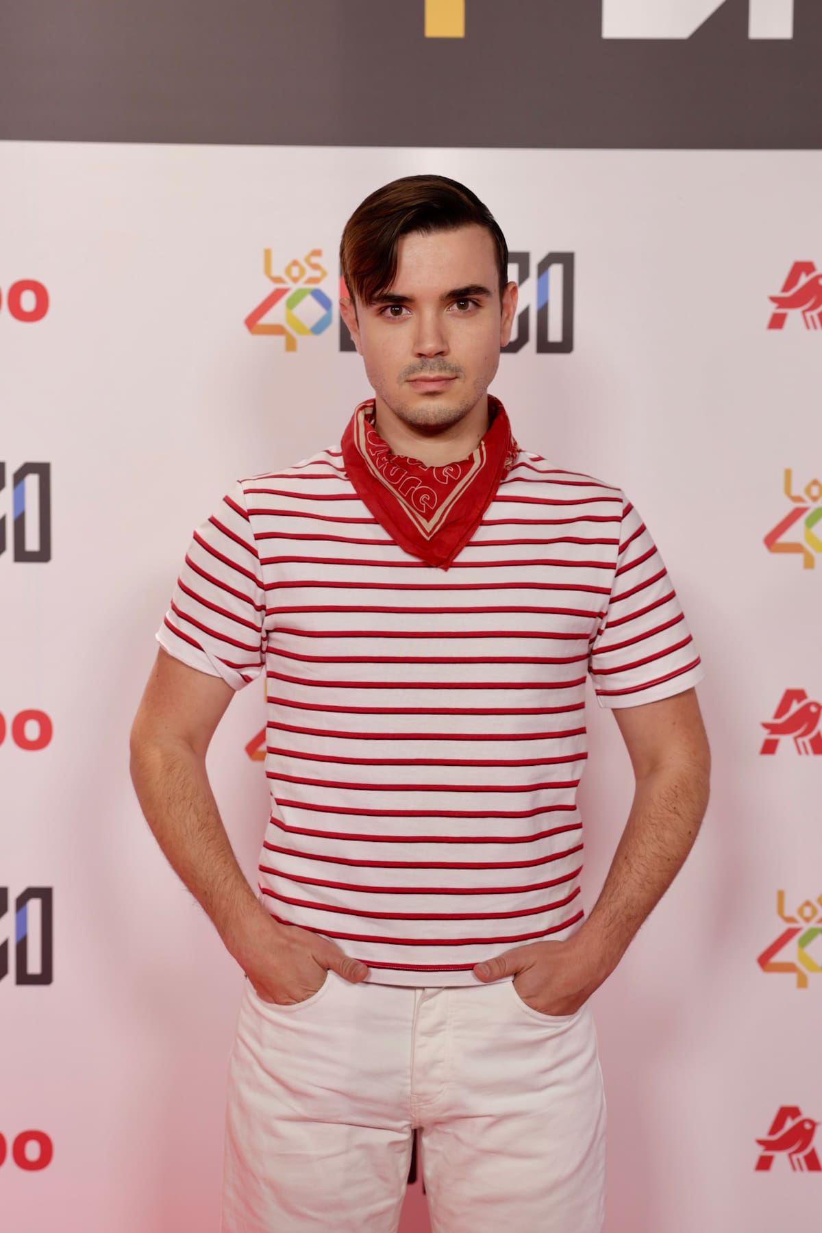 Álejandro Nieto, alias Alez Miller en redes, posó con look a rayas en el photocall de LOS40 Básico.