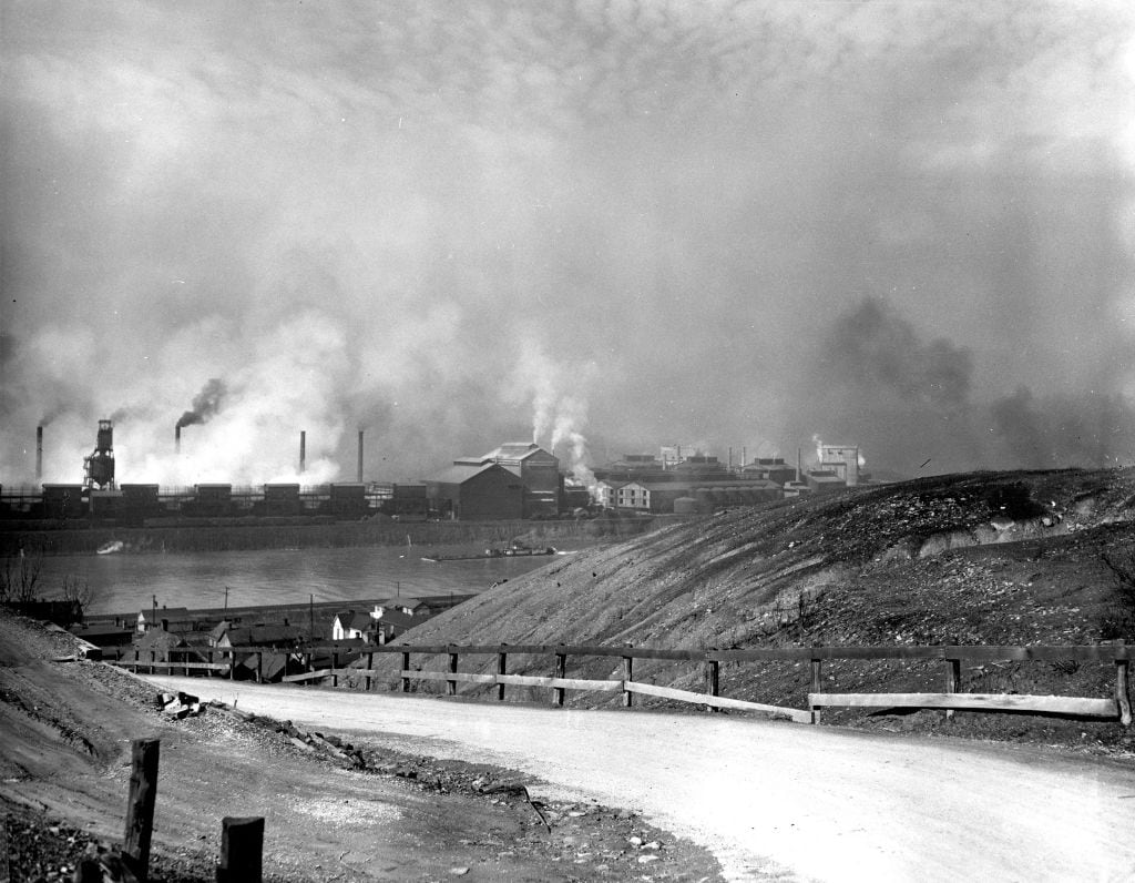 Fotografía de las fábricas de Donora que causaron la nube tóxica en 1948.