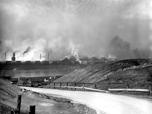 Fotografía de las fábricas de Donora que causaron la nube tóxica en 1948.