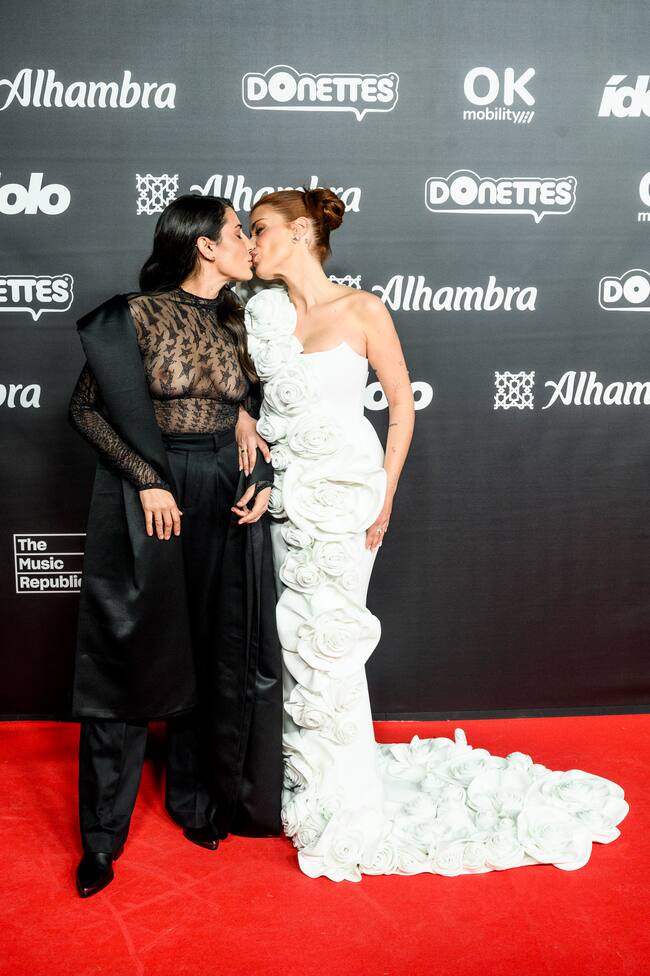 Dulceida posó con su familia y también con su mujer. El ying y el yang. Alba de negro y con transparencias que dejaba ver sus pezones y Aída de blanco con muchas flores marcando su silueta.
