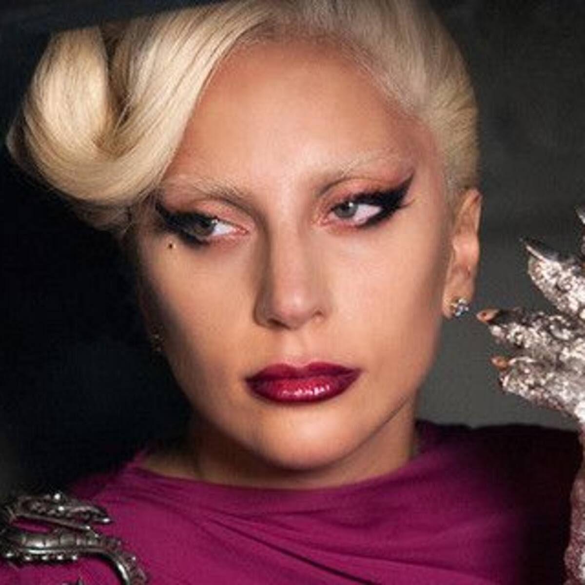 ¿Se imaginaban a Lady Gaga limpiando su casa?