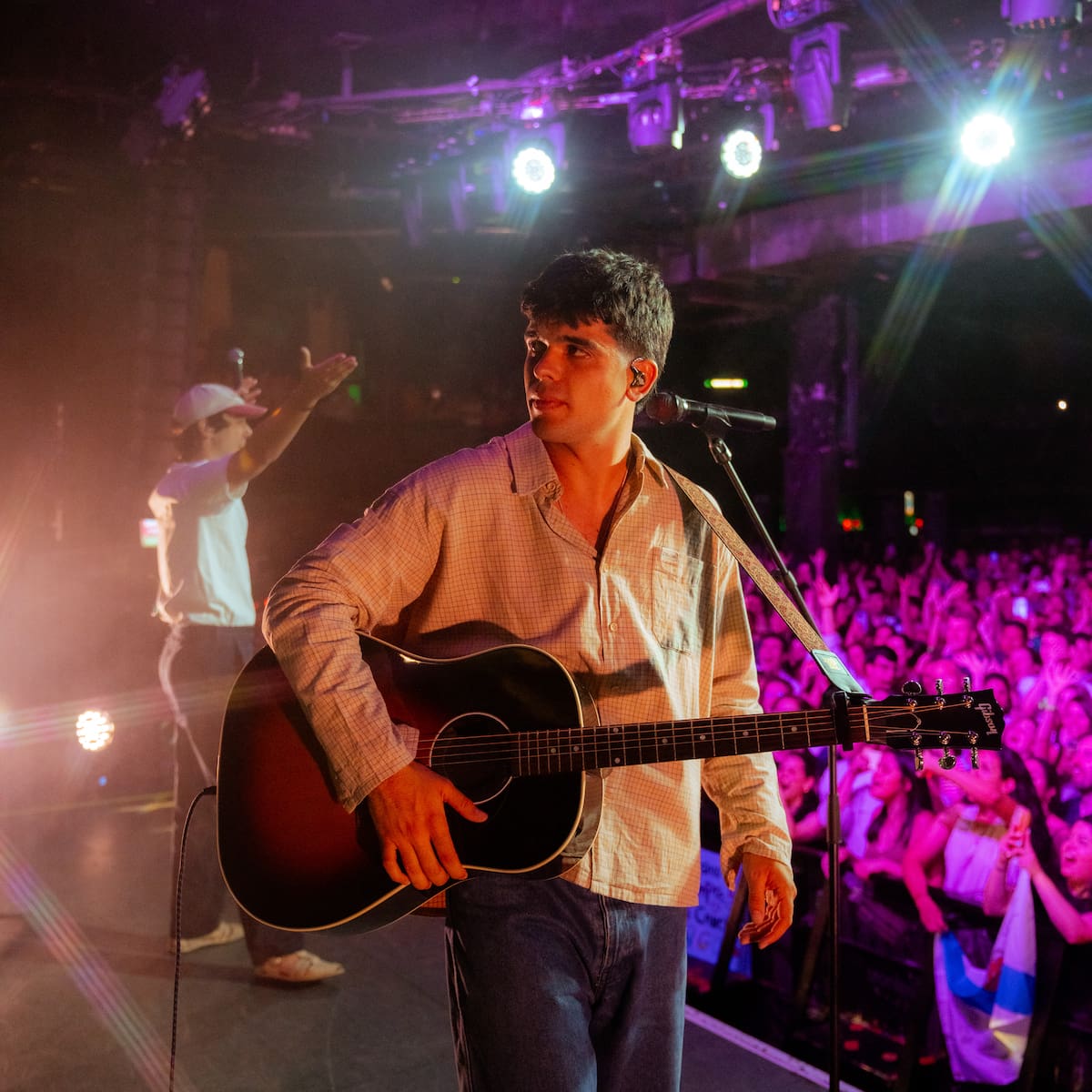 Íñigo Quintero inaugura ‘El Sitio de Siempre Tour’ en España con una emotiva noche en Madrid