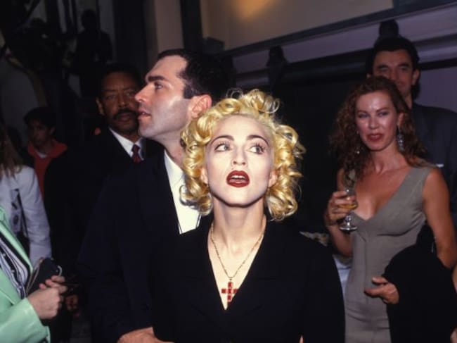 Madonna, en una exposición en la galería de Jean-Paul Gaultier, en 1990.