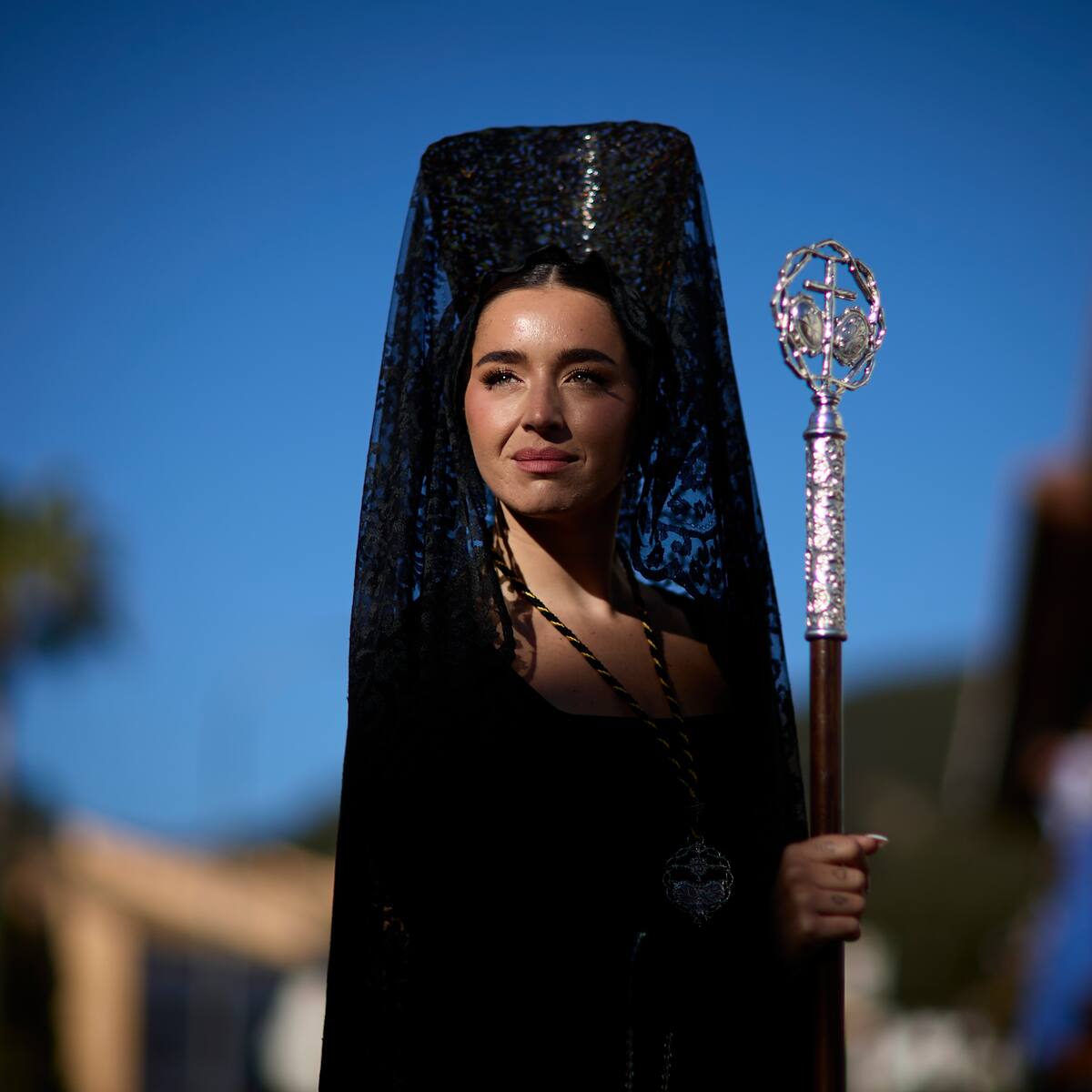 Lola Índigo se viste de mantilla para acompañar a la Virgen de la Estrella de Granada y cumplir la promesa que le hizo a su abuela