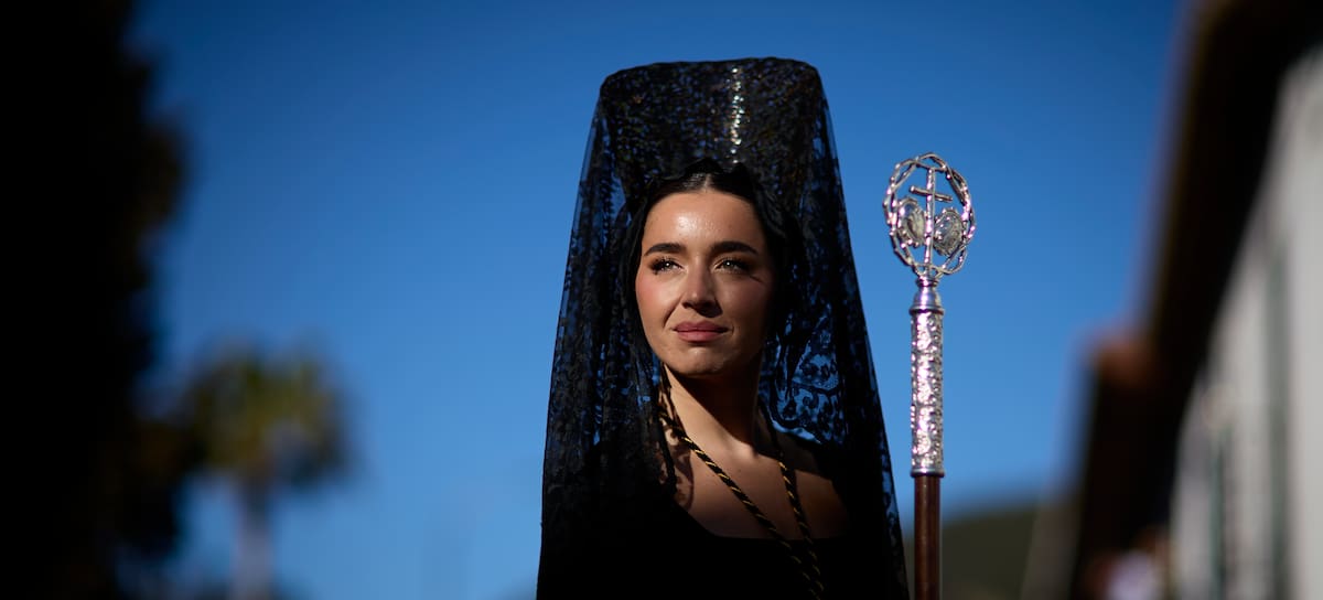 Lola Indigo con la Hermandad de la Estrella durante la procesión del Jueves Santo en el Albaicín de Granada, abril de 2026.
