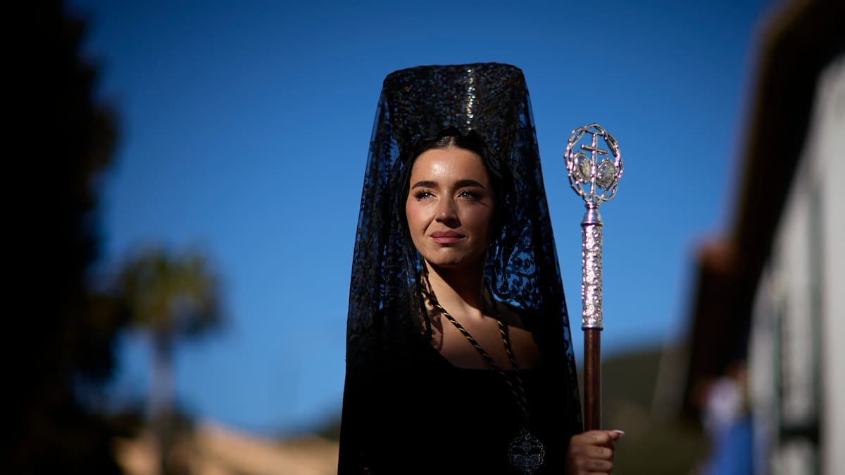 Lola Índigo se viste de mantilla para acompañar a la Virgen de la Estrella de Granada y cumplir la promesa que le hizo a su abuela