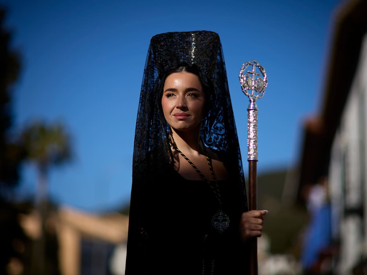 Lola Índigo se viste de mantilla para acompañar a la Virgen de la Estrella de Granada y cumplir la promesa que le hizo a su abuela