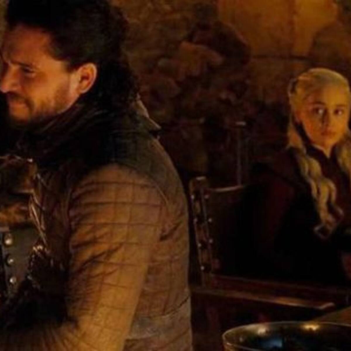 Emilia Clarke reveló quién dejó el vaso de Starbucks en una escena de 'GOT'