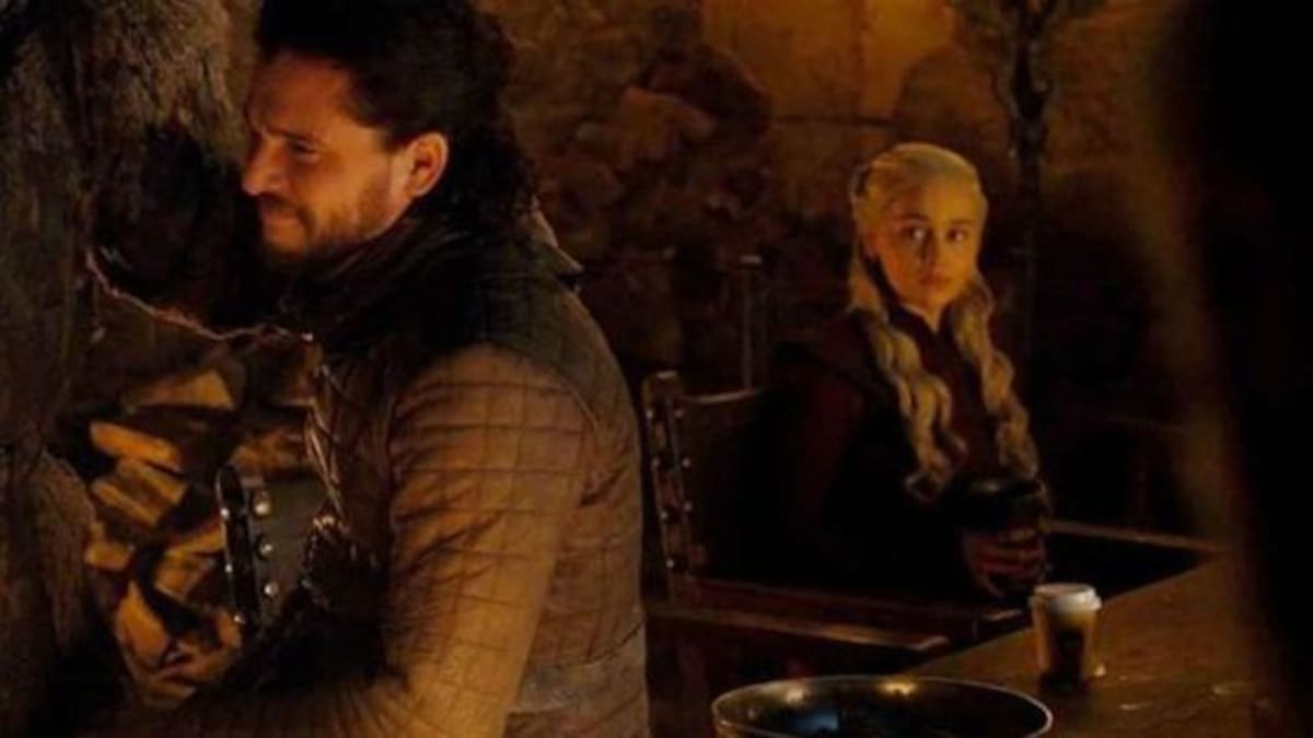 Emilia Clarke reveló quién dejó el vaso de Starbucks en una escena de 'GOT'