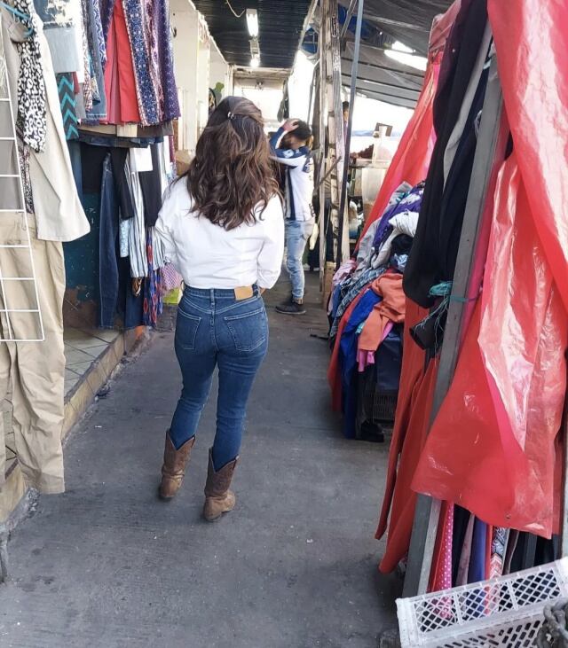 Eva Longoria paseando por un tianguis en Monterrey