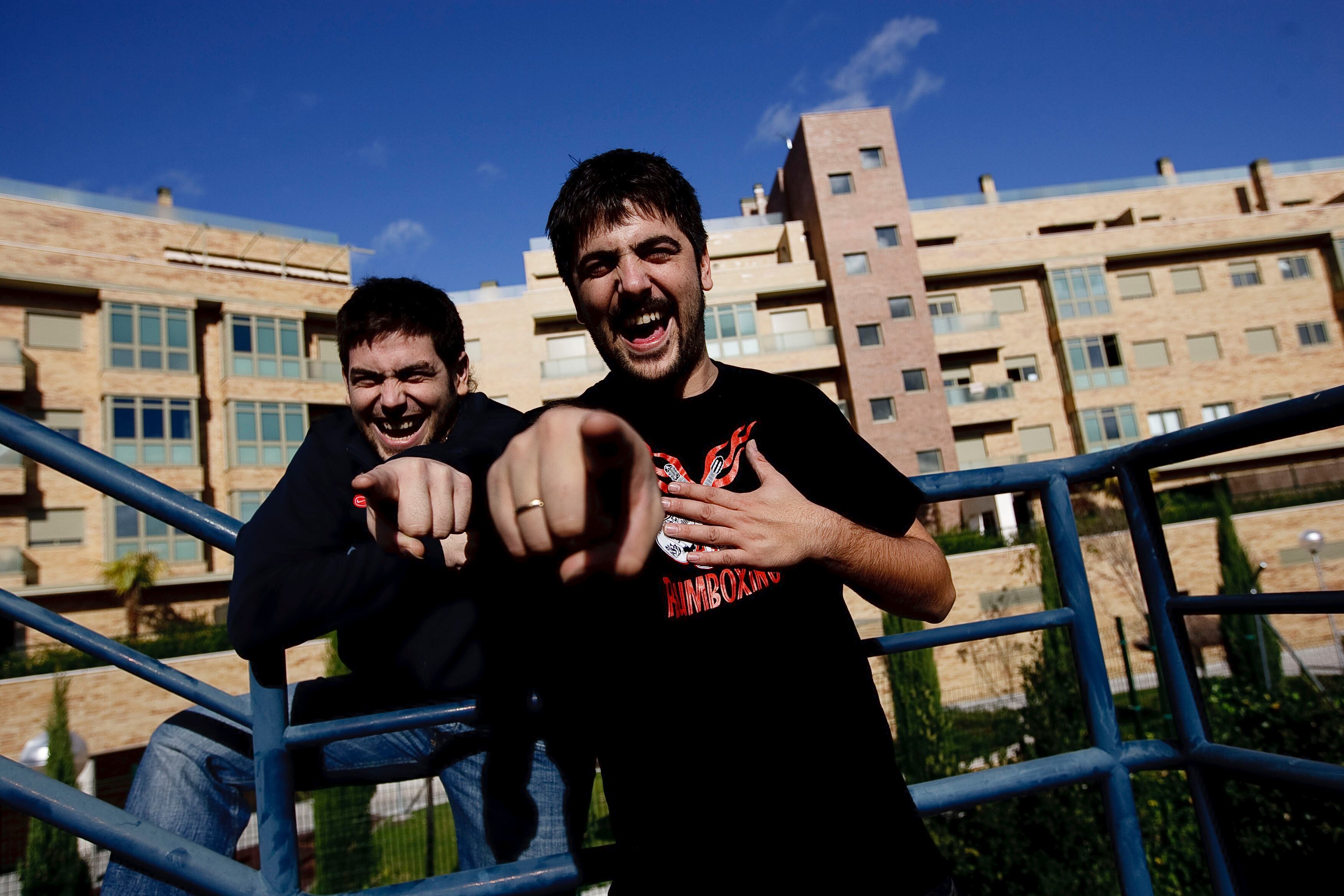 MADRID, ESPAÑA - 4 DE NOVIEMBRE: (De izquierda a derecha) José Manuel Muñoz y David Muñoz, integrantes de la banda de rock española Estopa, posan durante una sesión fotográfica para presentar su último álbum recopilatorio, X Anniversarivm, en las oficinas de Sony el 4 de noviembre de 2009 en Madrid, España. (Foto de Eduardo Parra/WireImage)