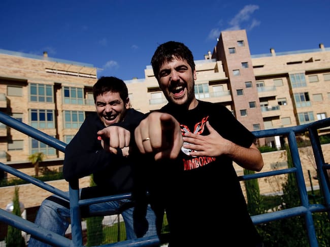 MADRID, ESPAÑA - 4 DE NOVIEMBRE: (De izquierda a derecha) José Manuel Muñoz y David Muñoz, integrantes de la banda de rock española Estopa, posan durante una sesión fotográfica para presentar su último álbum recopilatorio, X Anniversarivm, en las oficinas de Sony el 4 de noviembre de 2009 en Madrid, España. (Foto de Eduardo Parra/WireImage)