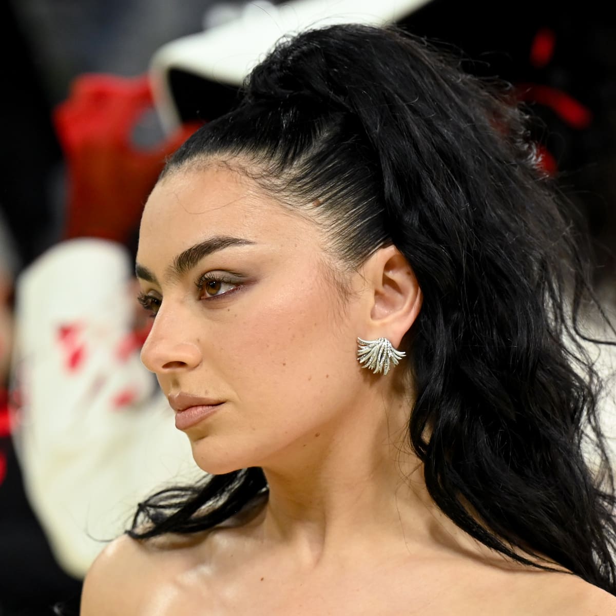 Charli XCX nos enseña su lado más vulnerable en un adelanto de la cara b de su inminente álbum