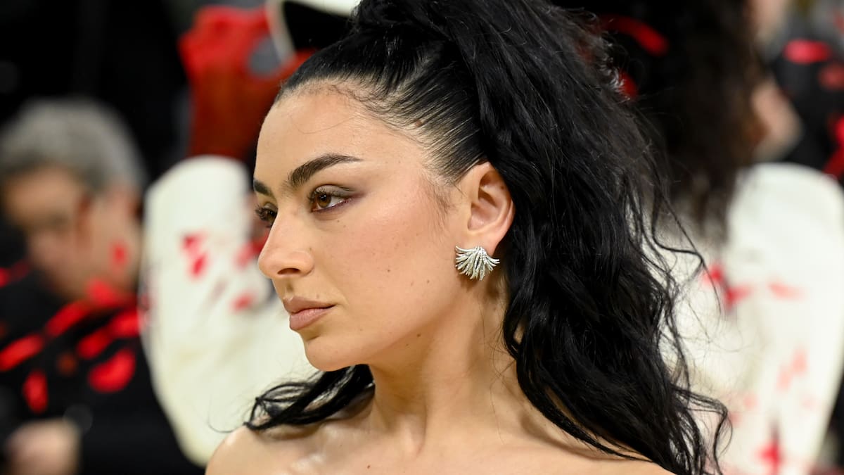 Charli XCX nos enseña su lado más vulnerable en un adelanto de la cara b de su inminente álbum