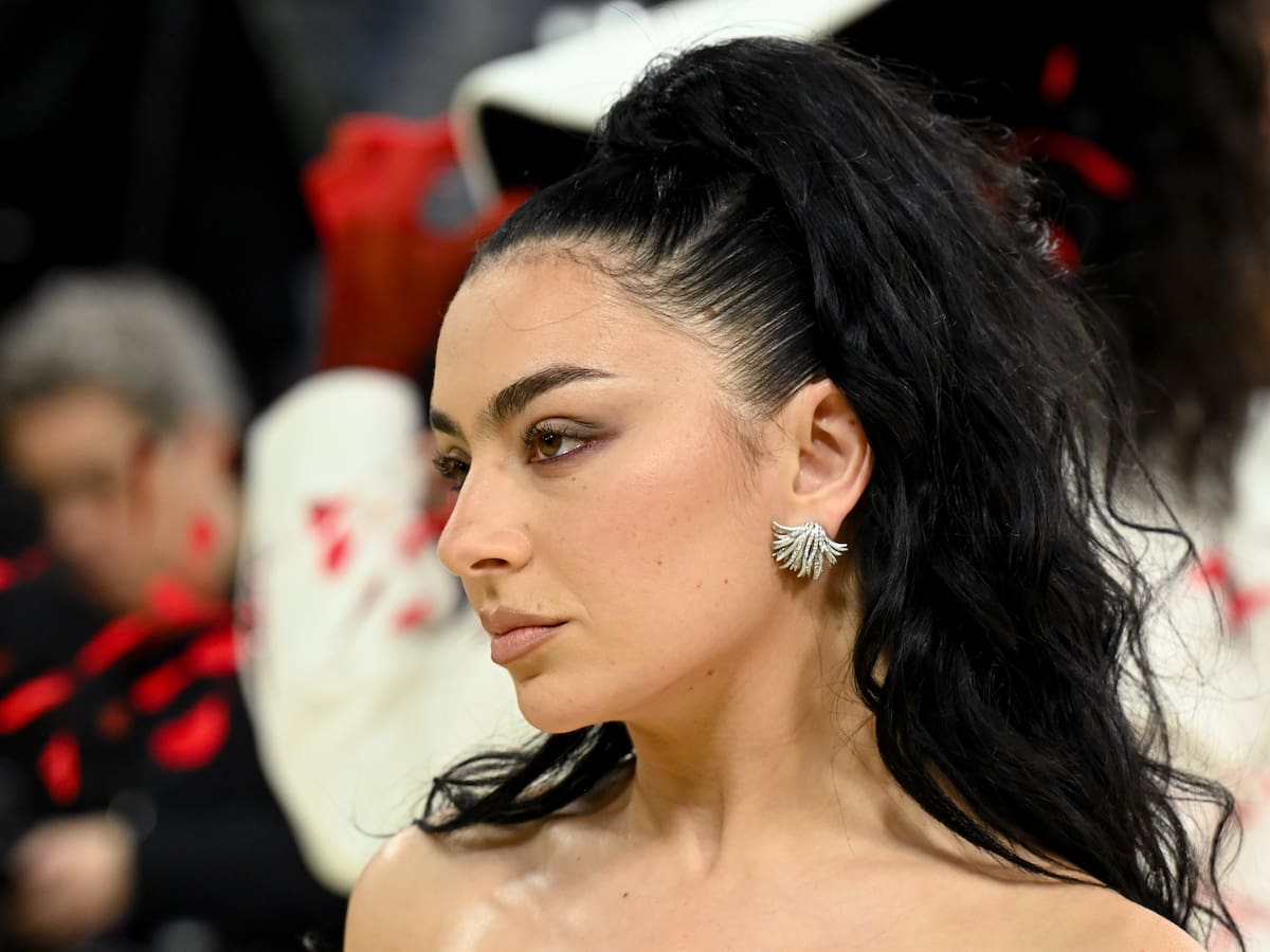 Charli XCX nos enseña su lado más vulnerable en un adelanto de la cara b de su inminente álbum