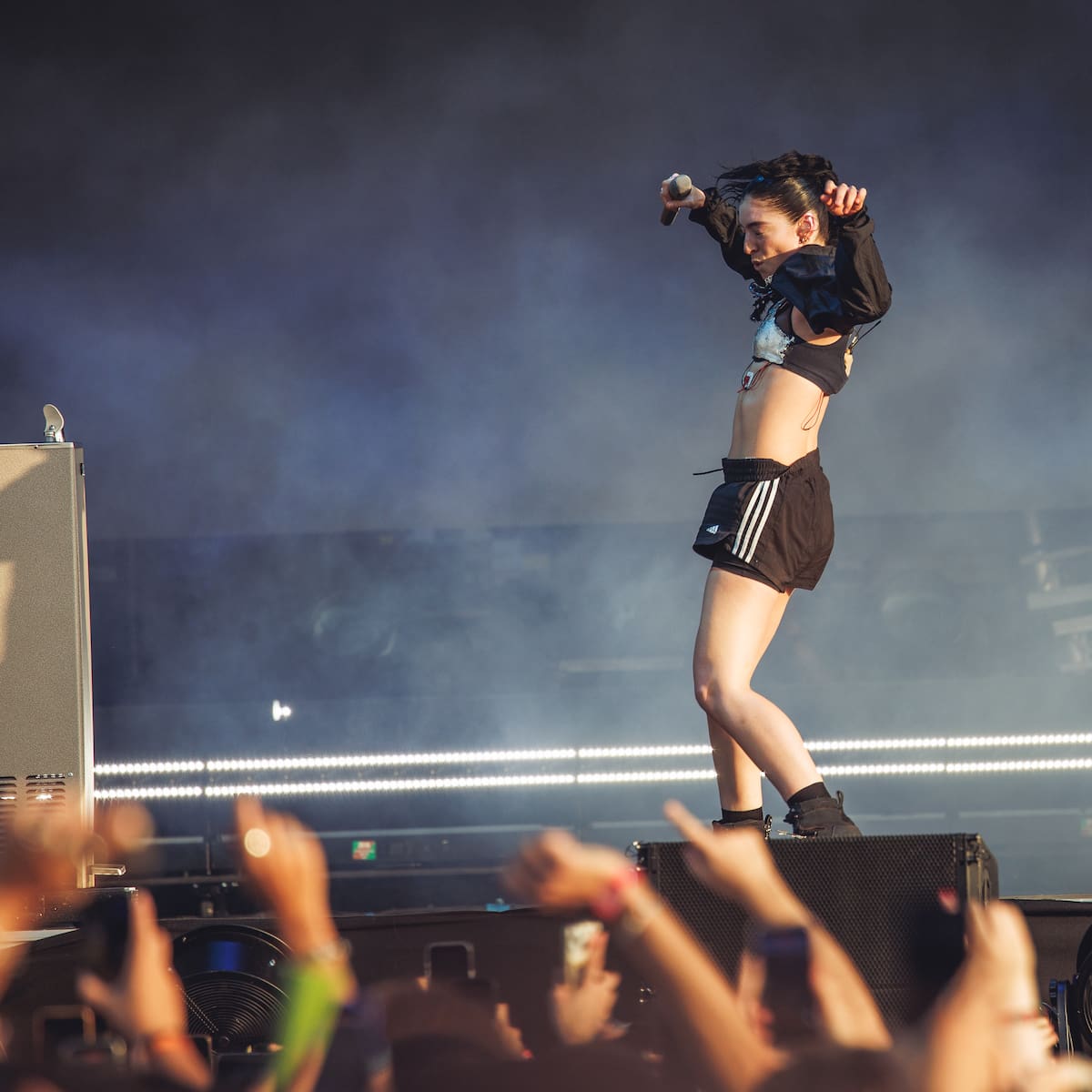Lorde encuentra lo humano en la era de la IA y desata la locura en Mad Cool con su pop electrónico: "No compres las gafas"