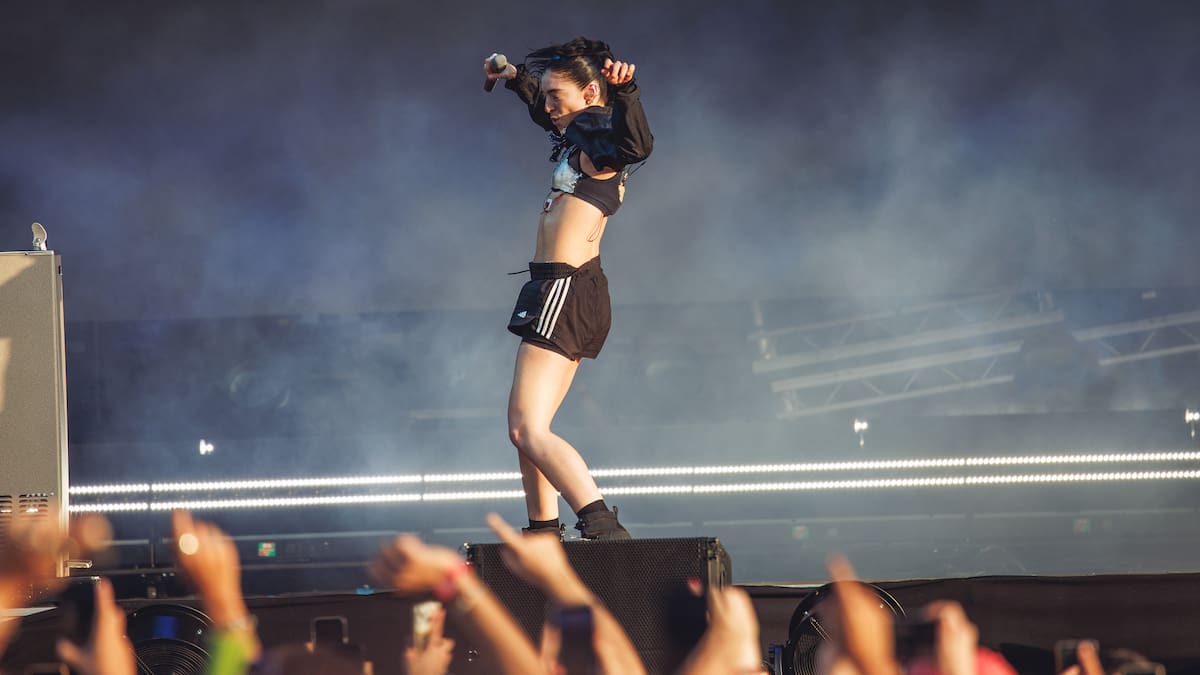 Lorde encuentra lo humano en la era de la IA y desata la locura en Mad Cool con su pop electrónico: "No compres las gafas"