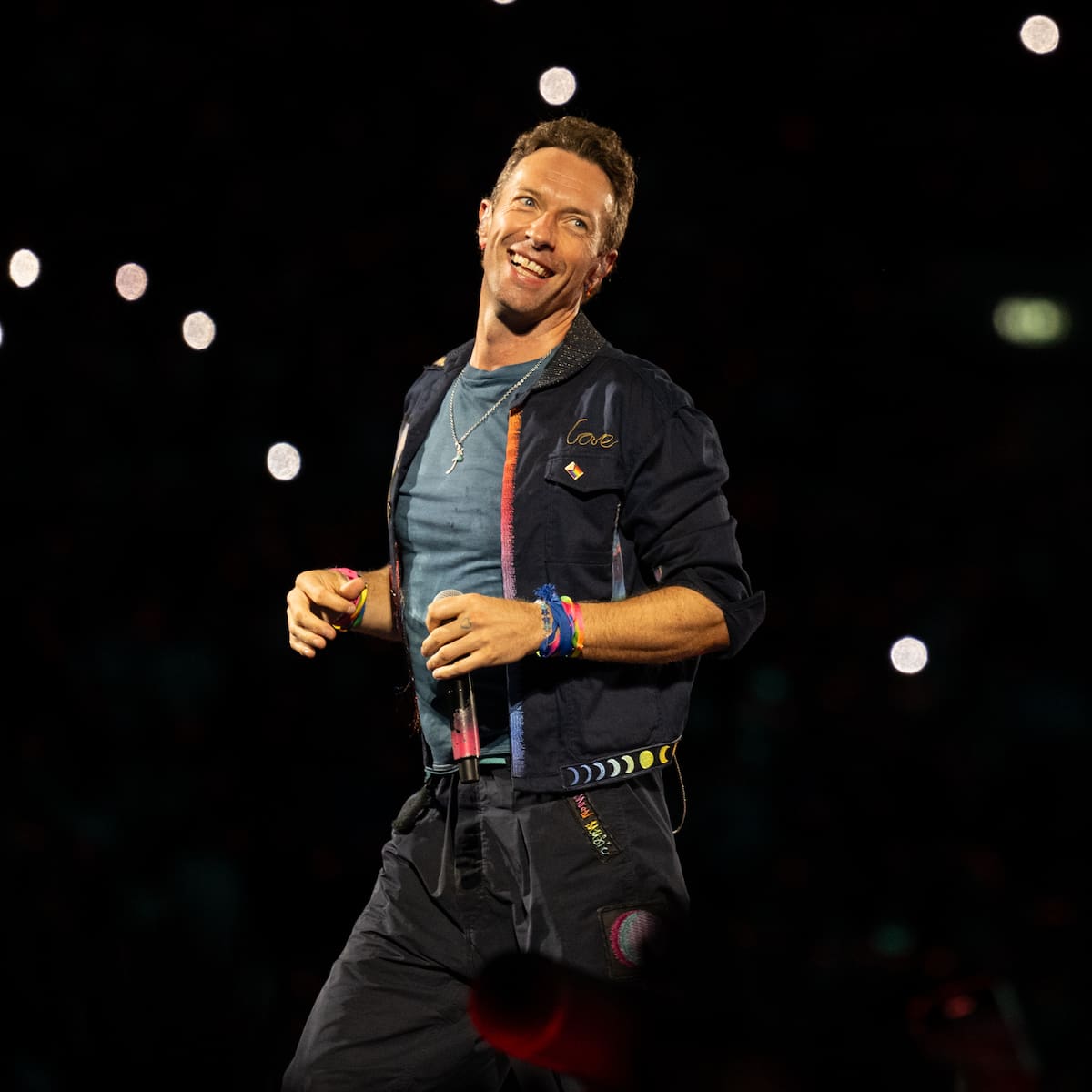 Chris Martin, cantante de Coldplay, rompe a llorar al cantar en español ‘Santa María’