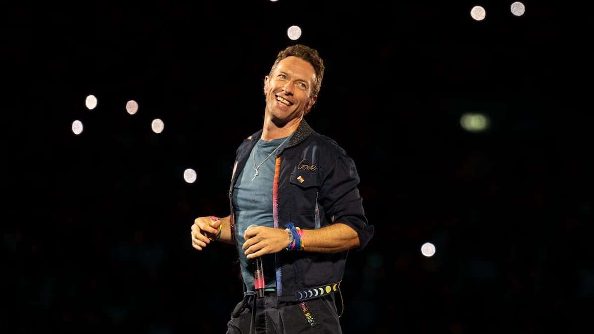 Chris Martin, cantante de Coldplay, rompe a llorar al cantar en español ‘Santa María’