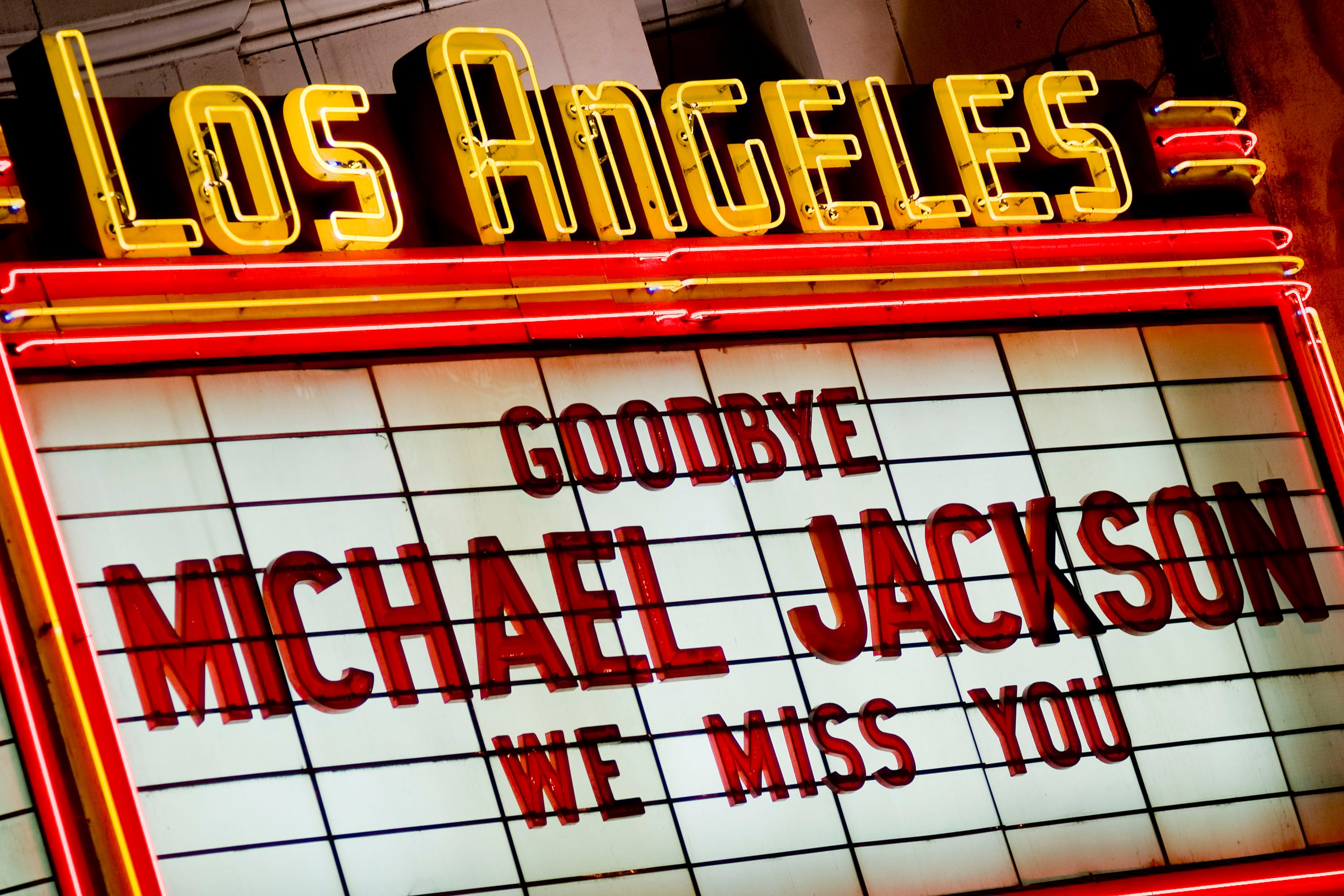 La marquesina del Teatro de Los Ángeles rinde homenaje a Michael Jackson el 27 de junio de 2009