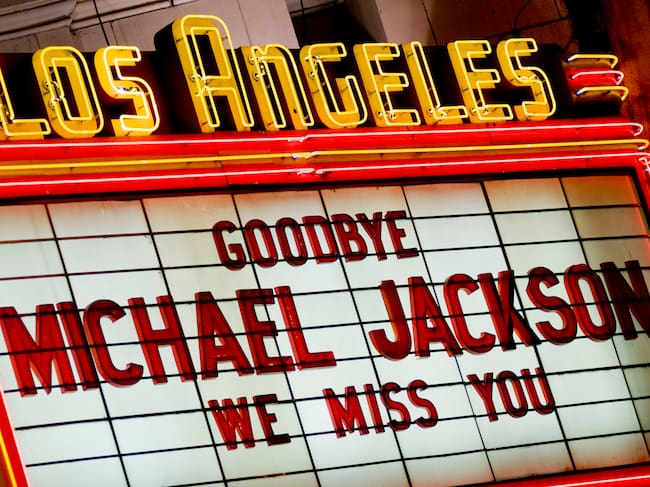 La marquesina del Teatro de Los Ángeles rinde homenaje a Michael Jackson el 27 de junio de 2009