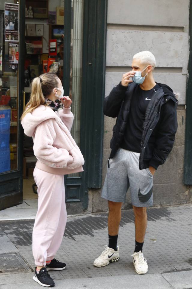 Alejandro Speitzer y Ester Expósito por las calles de Madrid