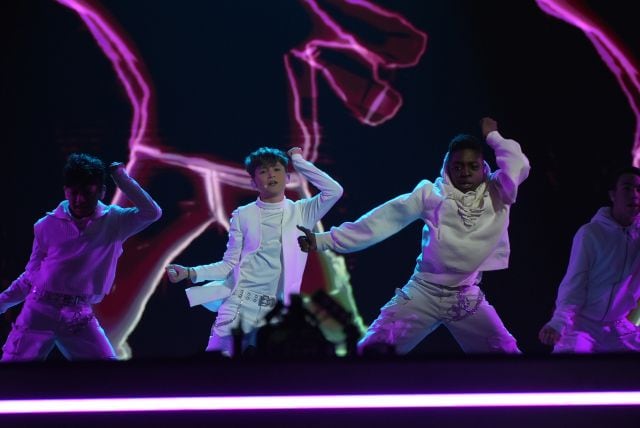 Carlos Higes y su grupo de bailarines en uno de los ensayos del Fesitval de Eurovisión Junior 2022.