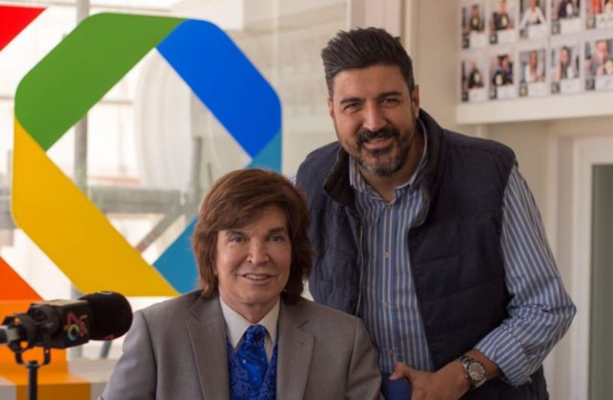 Camilo Sesto y Tony Aguilar, fotografiados en el estudio Paul McCartney de LOS40 en 2016.