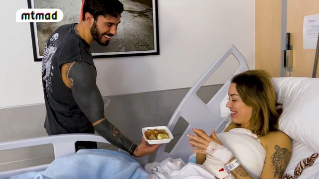 Mayka Rivera recuperándose trás la ooperación junto a su pareja.