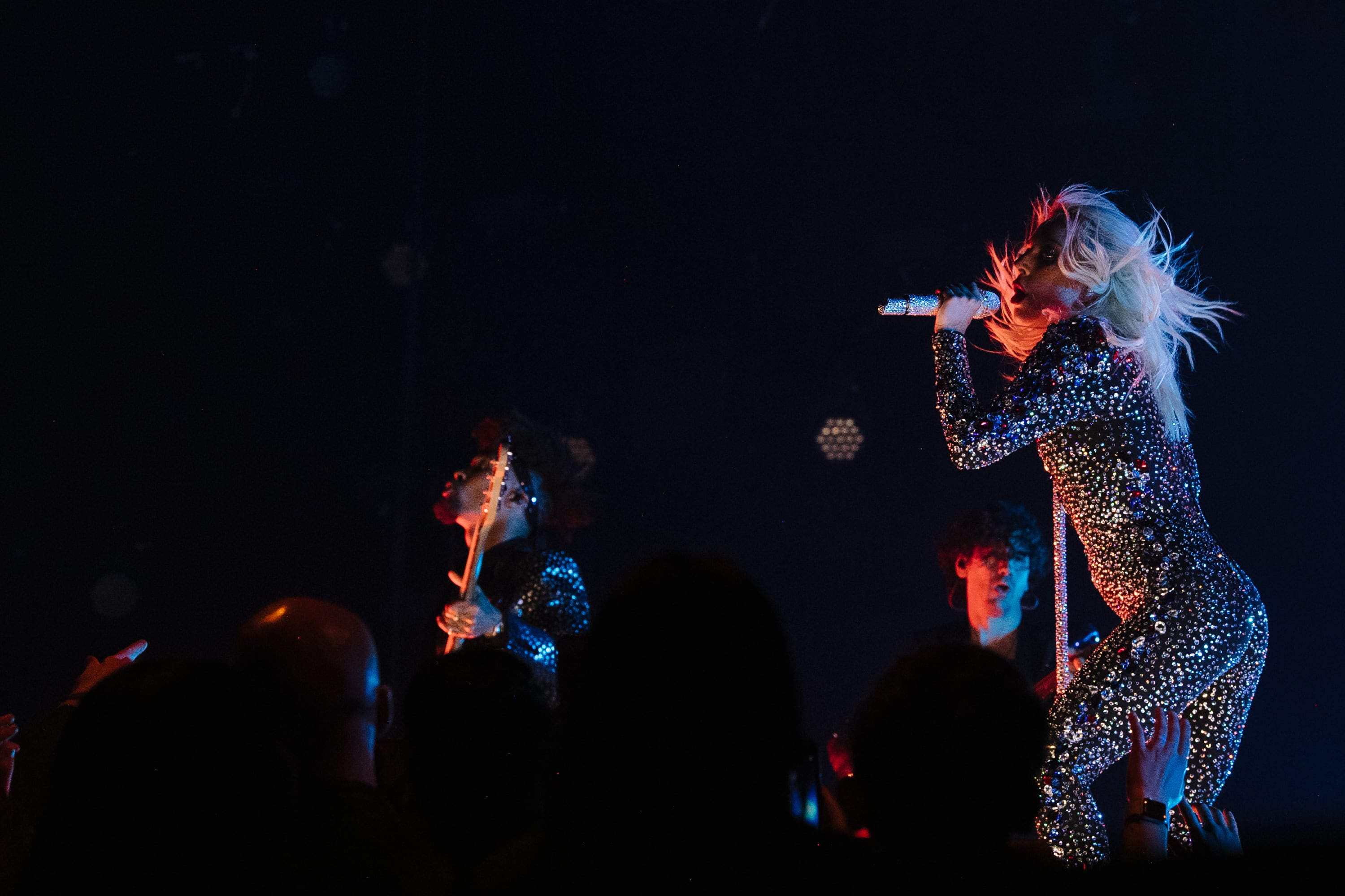 Lady Gaga, rockera y reflejo a la vez sobre el escenario de la 61ª edición de los Grammy. / Emma McIntyre/Getty