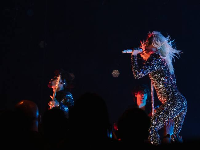 Lady Gaga, rockera y reflejo a la vez sobre el escenario de la 61ª edición de los Grammy. / Emma McIntyre/Getty