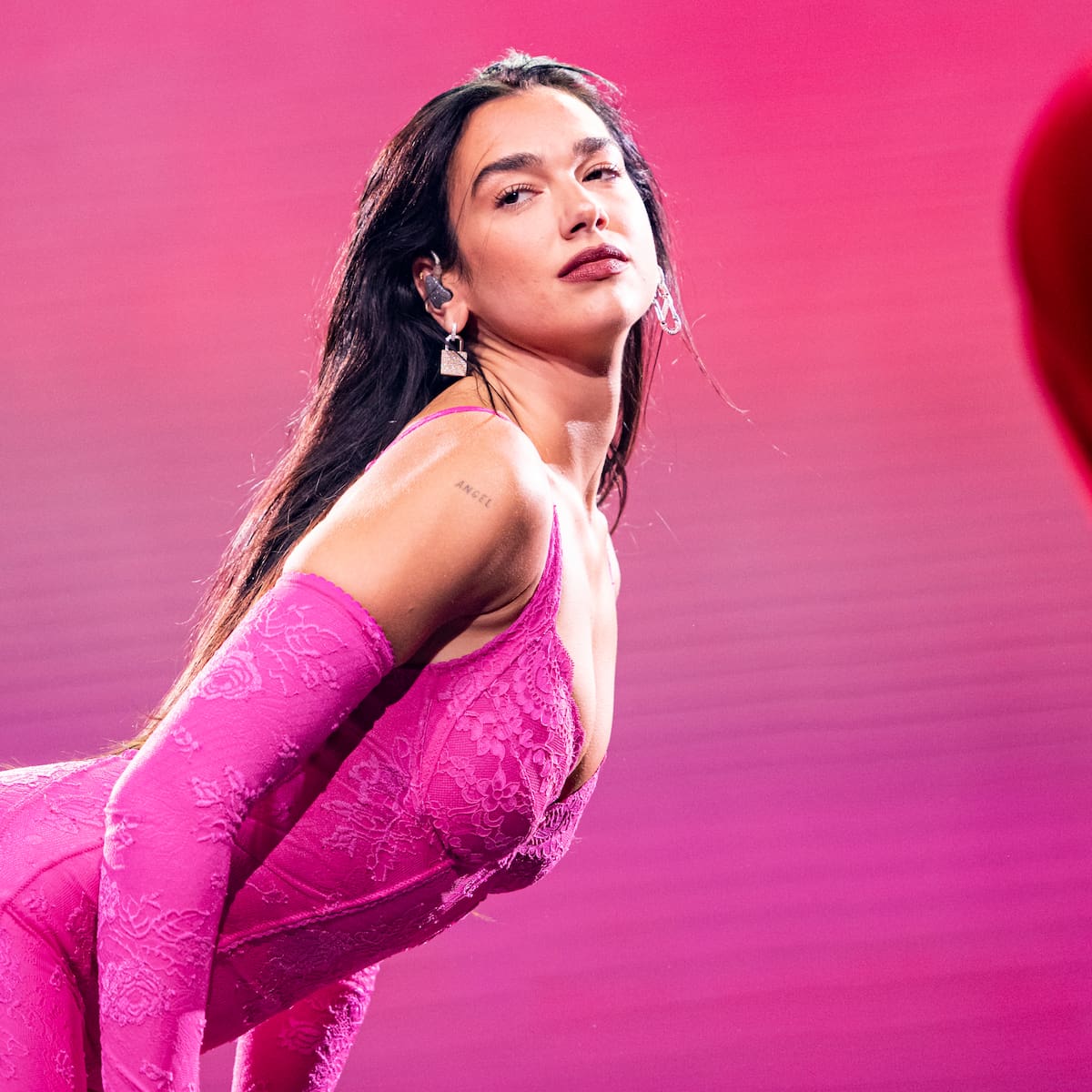 Lo de Dua Lipa no es postureo: los beneficios del Sirsasana, la postura de yoga que recomiendan los expertos