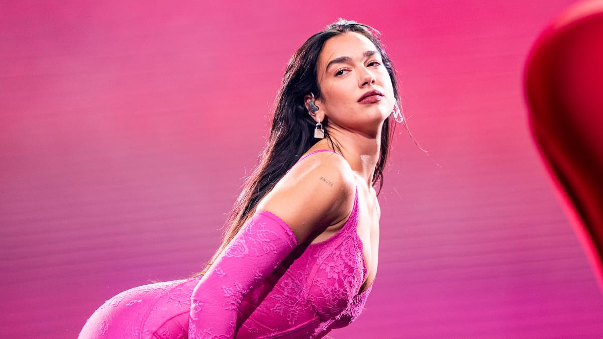Lo de Dua Lipa no es postureo: los beneficios del Sirsasana, la postura de yoga que recomiendan los expertos