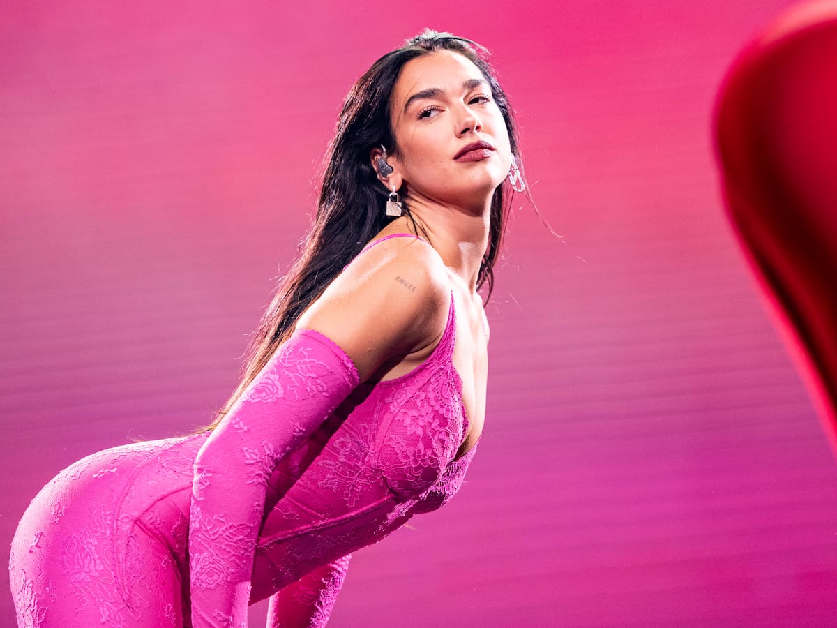 Lo de Dua Lipa no es postureo: los beneficios del Sirsasana, la postura de yoga que recomiendan los expertos