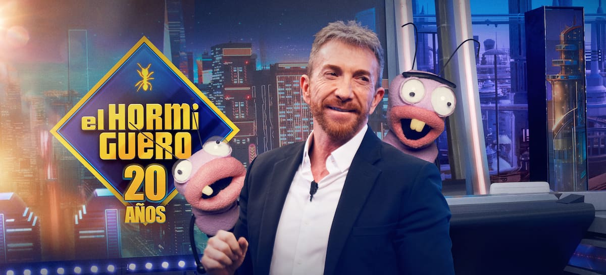 Pablo Motos y sus hormigas en la foto promocional de 'El Hormiguero' para sus 20 años de emisión en Antena 3.