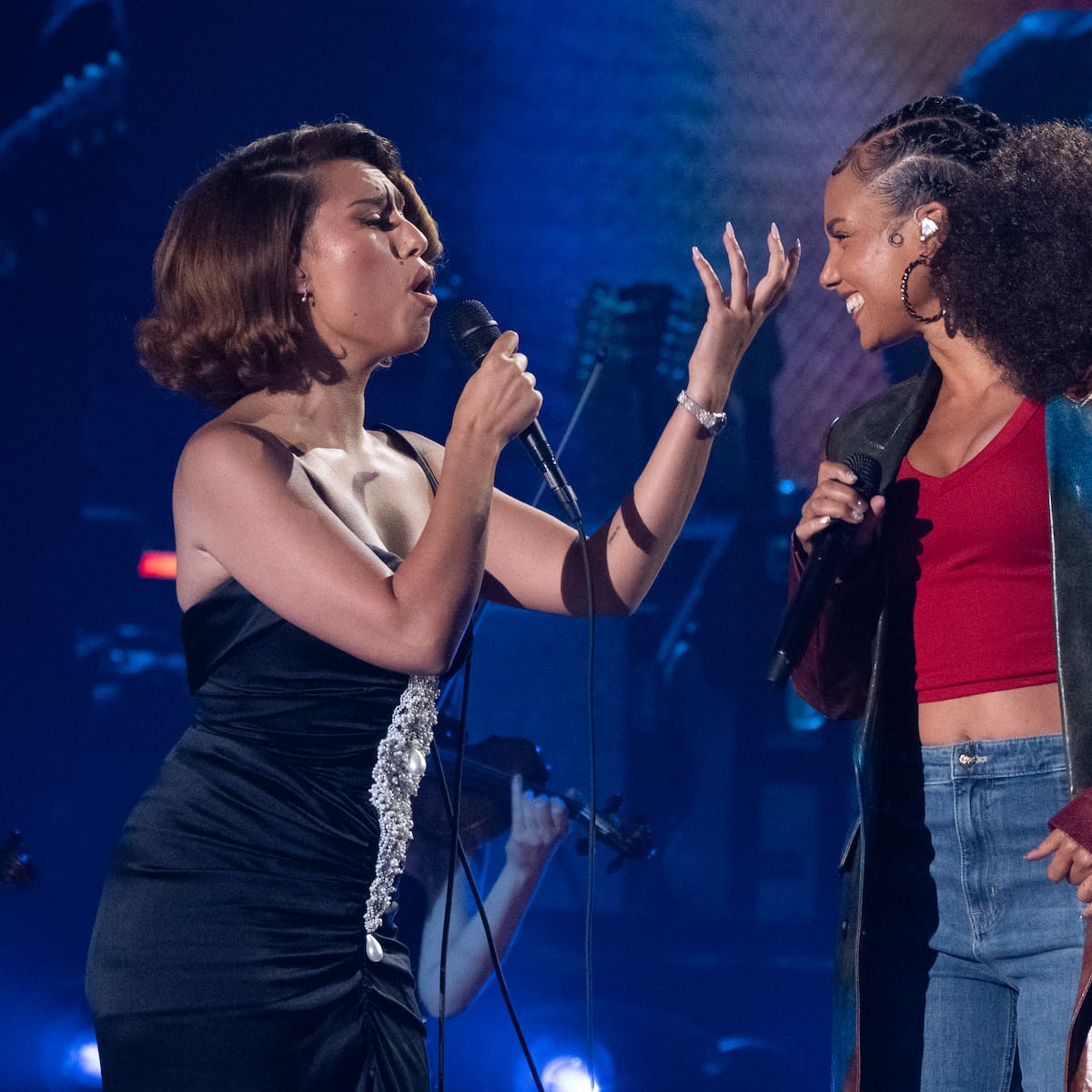 Raye y Alicia Keys, las reinas del soul del siglo XXI, se unen en el escenario de American Idol para interpretar ‘Fallin’