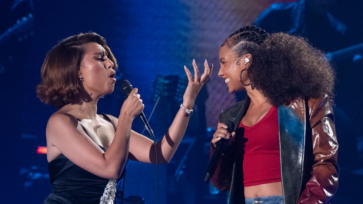 Raye y Alicia Keys, las reinas del soul del siglo XXI, se unen en el escenario de American Idol para interpretar ‘Fallin’
