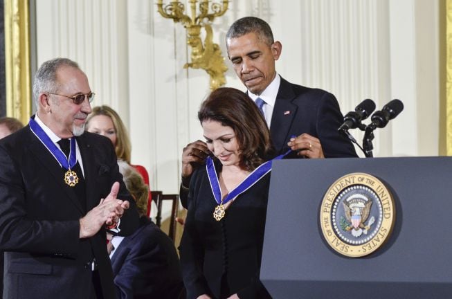 Emilio Estefan y Gloria Estefan reciben la Medalla Presidencial de la Libertad en 2015, de manos del ex presidente  Barack Obama.