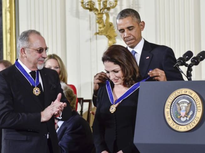 Emilio Estefan y Gloria Estefan reciben la Medalla Presidencial de la Libertad en 2015, de manos del ex presidente  Barack Obama.