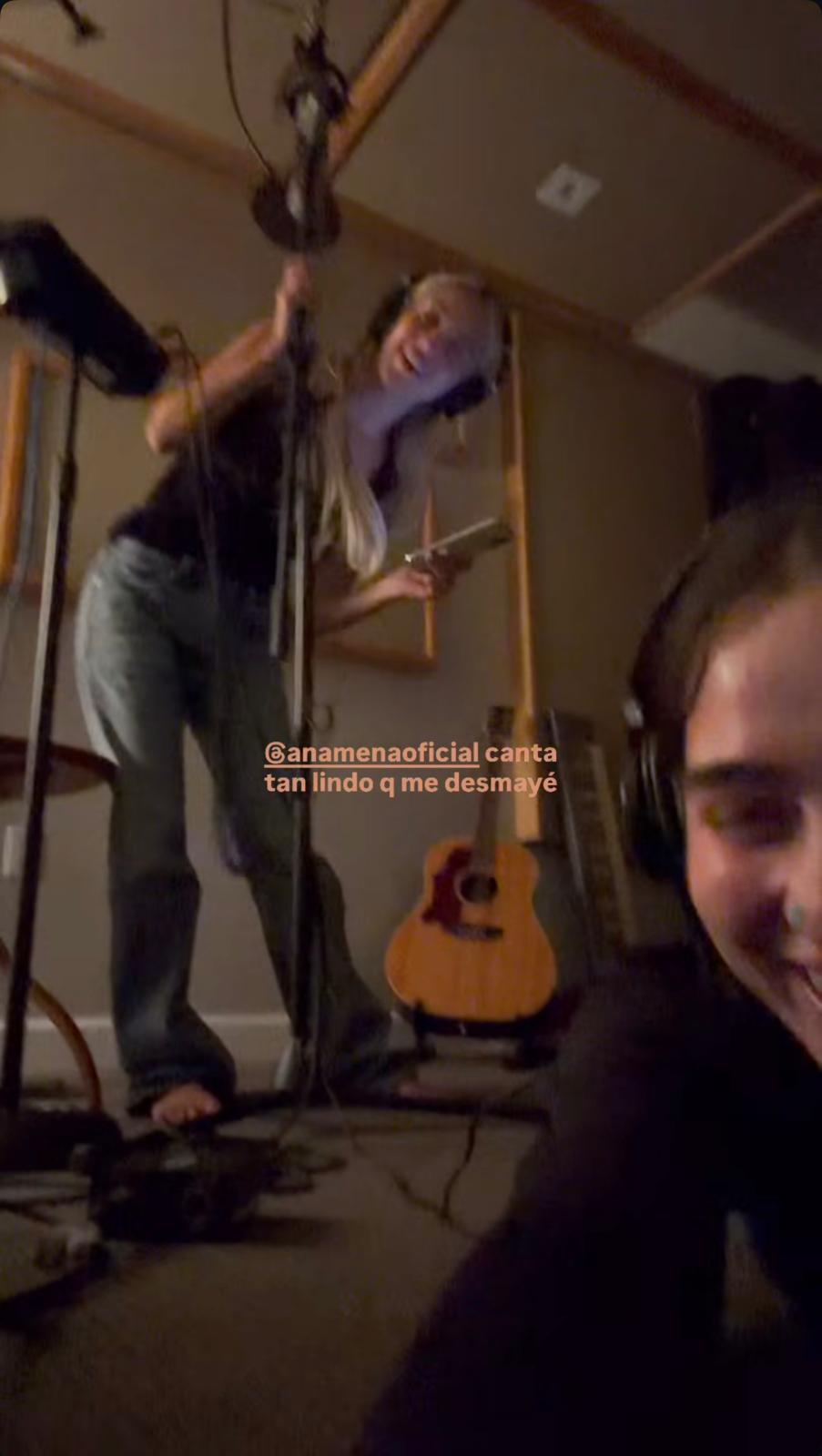 Sara Schell con Ana Mena en el estudio
