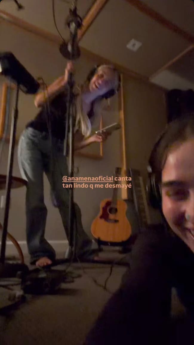 Sara Schell con Ana Mena en el estudio
