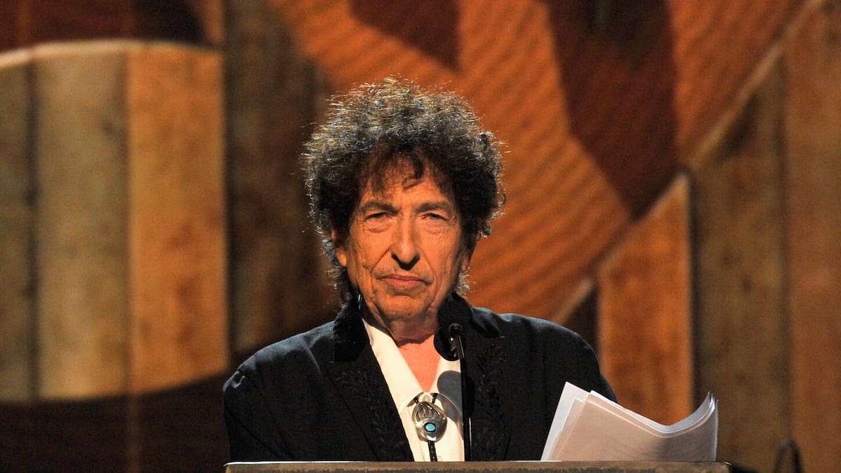 Bob Dylan se defendió de sus detractores poniendo el ventilador: “Dicen que sueno como una rana. ¿Por qué no dicen eso de Leonard Cohen?"