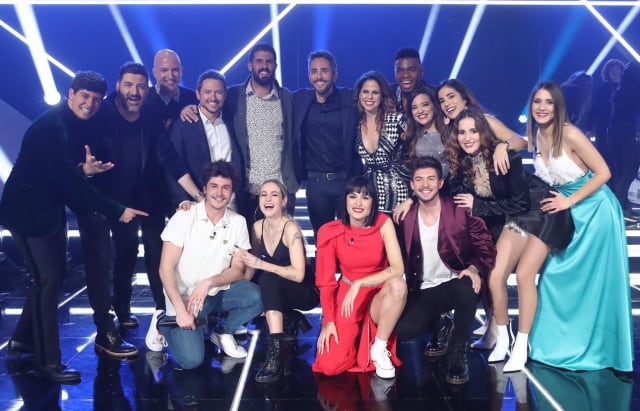 Foto de familia. El jurado, el presentador Roberto Leal, Alfred como invitado y los finalistas de OT 2018 posan tras la gala especial de Eurovisión.