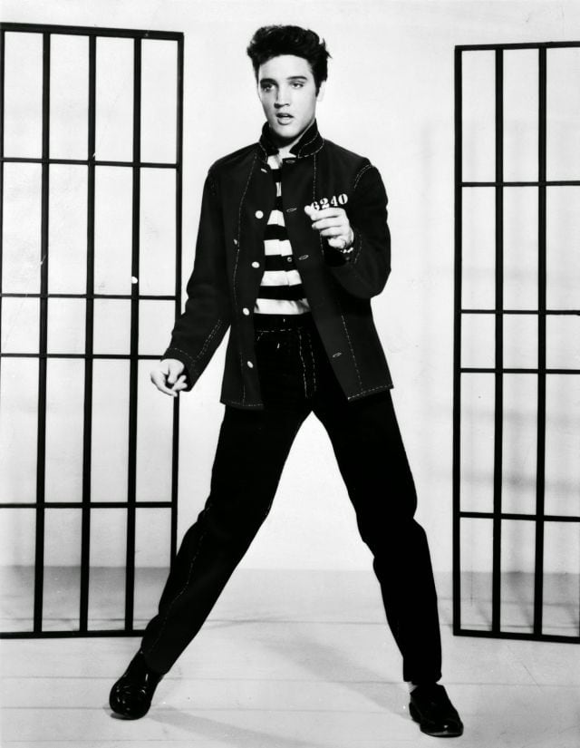 Elvis, en un frame de El Rock de la cárcel (Richard Thorpe, 1957).