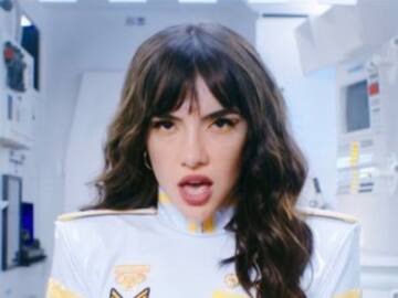 Marta Sango, del pop-rock al espacio en su impresionante videoclip ‘¿Qué más quieres de mí?’