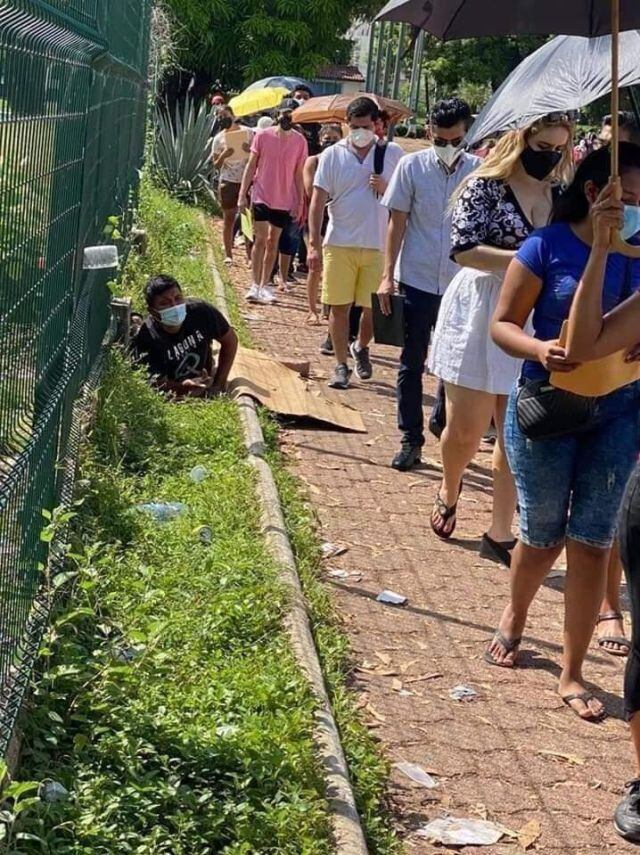 Joven madruga en el centro de vacunación para ser el primero en la fila de la vacuna, se queda dormido y despierta con una fila delante de él