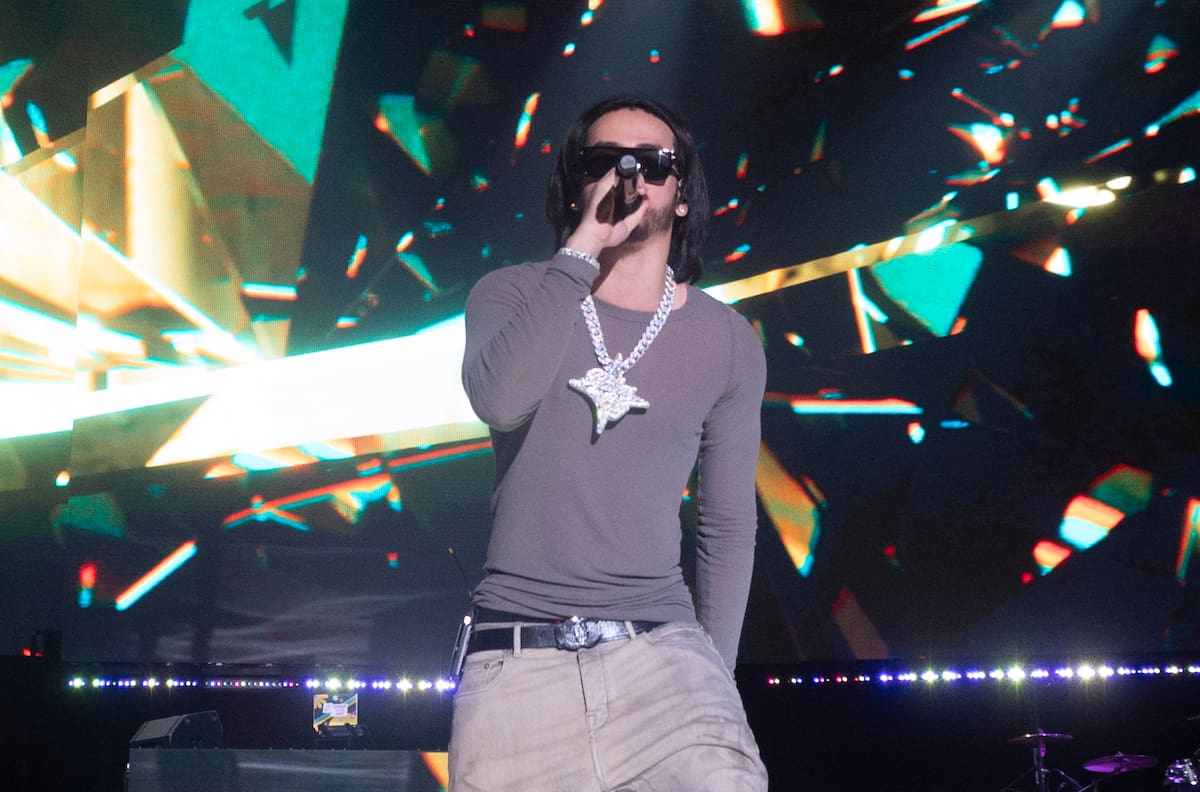 Directo desde Puerto Rico ha llegado Clarent, que le ha bastado con pisar el escenario para que, en cuestión de segundos, convierta el Movistar Arena en una discoteca gigante.